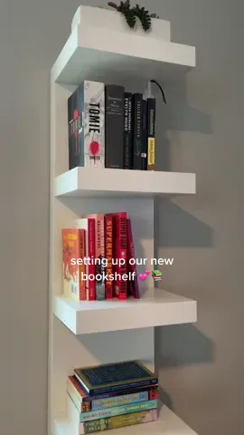 can we take a moment.. 🫶🏼 I also have a box full of books from home being shipped, so I'm looking forward to filling this baby up 🤩 #ikeatok #ikeafinds #bookshelf #ikeamusthaves #lackwallshelf #bookshelforganization #apartment  #fyp #BookTok