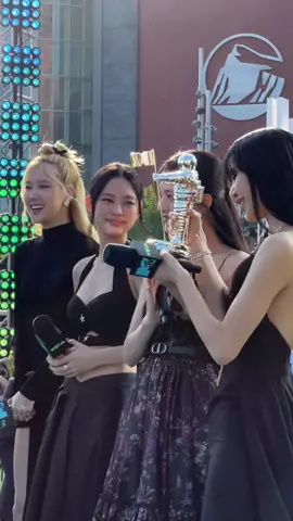 BlackPink with their Moonperson for Best Metaverse Performance! 🏆 #VMAs