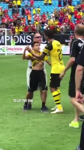 Christian Pulisic saved the day for this young fan ❤️ @espnfc #Soccer #sports #wholesome 