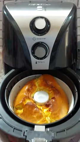 Torta de frango simples feita na air fryer   Inscreva-se no nosso canal Bruna Karine ❤️  Ingredientes  1 xícara de chá de farinha de trigo  1 xícara de chá leite integral  1/4 xícara de óleo  2 ovos  1/2 tampinha de fermento  Tempo agosto  Recheio opcional   Tamanho da xícara 200ml  Tamanho da forma 16c  #receitanaairfrye #receitasimples #dicas  Modo de Preparo assista o vídeo ❤️