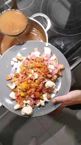 Vivre la poutine et ce son qui est mon nouveau son tiktok favoris. 🍟 #poutine #quebecpoutine #jmesenscochonne #fastfood 