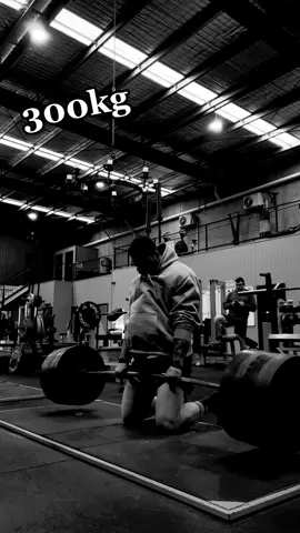 7 plates be going up like dis #fyp #Fitness #gym #transformation #strongman #training #deadlift #deadliftmotivation #athlete #powerlifting 
