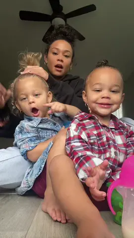 Fall gals 🍂🍁🍃#oaklynnandtruth #twins #twinsisters