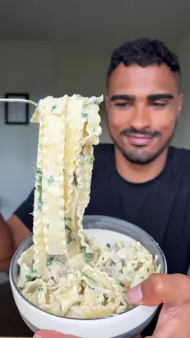 10 minute creamy garlic pasta 🍝 perfect for when you need something quick + filling 🤝  ⬇️INGREDIENTS⬇️ -2 tbsp olive oil -4 garlic cloves -1 shallot (2 if they’re little) -small handful of mushrooms -6 tbsp vegan cream (I used soy cream) -1/4 cup water  -2 tbsp nutritional yeast -small handful parsley -salt + pepper to taste -pasta to feed 2-3 people  #pasta #pastarecipelover #pastatiktok  #veganpasta #mushrooms #creamypasta #creamyrecipe #easydinner #EasyRecipe #quickmeals #quickdinner #ukvegan #veganuk #londonvegan