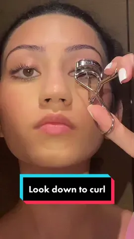 This is how MUAs are taught to curl lashes 😊 it works for most eye shapes and curlers, though you should be able to feel when the lash line and the curler are most aligned   Let me know how this works for you!🥰 #lashextensions #mascara #lashcurler #eyelashhack 