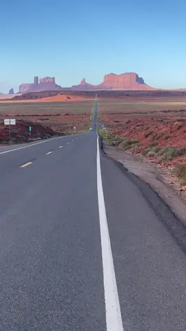 Did Forrest Gump just run by? #forrestgump #roadtrip #road #mountain #miuntains #desert #forrestgumpmovie #forrestgumprunning #monumentvalley #tiktokviral #reels #photography #road #highway #desert #straightroad #monument #usa #usa_tiktok 