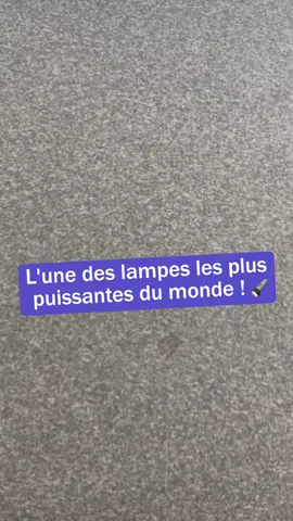 On a testé l’une des lampes les plus puissantes du monde ! 😯🔦 #tiktokacademie #test #explore