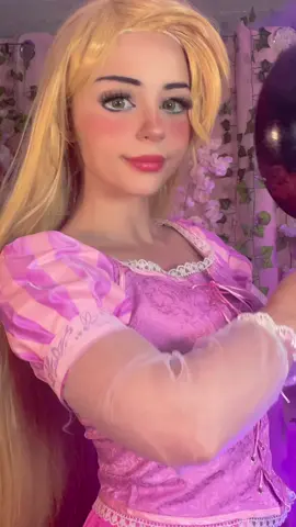 Who’s your favorite princess ? 🫶 #rapunzelcosplay #rapunzel #raiponce #raiponcecosplay 