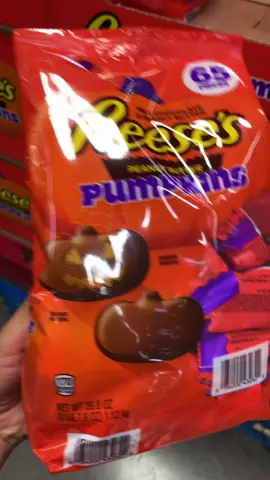 You need these Reese’s punpkins in your life! #reesespumpkin #bjsdealblog #bjsshopping #besthalloweencandy #chocolatepeanutbuttercups 