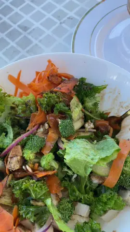 But are the gurllllllls matching there outfits with there lunch ?!?!?!?!? 🥗🥕🥦 #iconic #salad #saladtok #fashioninspo #thegurls