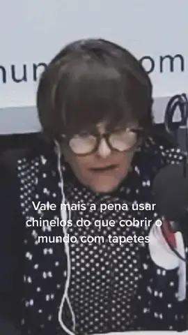 Vale mais a pena usar chinelos do que cobrir o mundo com tapetes! 🫢 Vídeo retirado do @sensemarcia #tiktok #marciasensitiva #sensemarcia #humor #conselhos