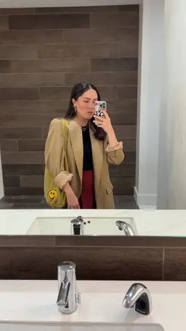 I usually #wfh, so this was my #officelook when I went for meetings last week 💻  #officeoutfits #officeoutfitinspo #officeoutfitidea #corporatetiktok #outfitinspo #outfitidea #oversizedblazeroutfit #latinacreator #workingmom #latinafashioninfluencer 