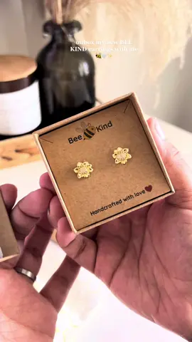 Check out these amazing earrings! Use my code VALERIA20 to get 20% off. A portion of every purchase is donated to saving bees 🐝✨🤍#beekind #beekind💛🐝 #beekindshop #savethebees #earrings #shopsmall #giftideas #contentcreator #latinacontentcreator #unboxing #savethebees🐝 #gifted #collab #collaboration #foryou #fyp