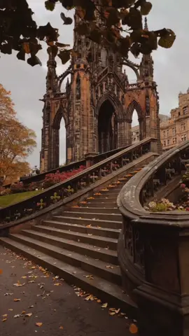 One of my favourite autumn videos of Edinburgh ever.. a blustery day and the falling leaves, perfect! Anyone visiting this season? #edinburgh #autumnvibes #gothicarchitecture #darkaesthetic #PlacesToVisit