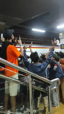 ketika kereta terakhir datang🤣 pada nginep di Manggarai ga nih? #persija #persijaday #persijajakarta #thejakmania 