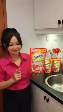 Seneng banget deh Sunlight baru saja mengeluarkan varian Sunlight Extra Korean Strawberry, dengan keunggulan ga hanya angkat lemak, tapi juga memberikan keharuman fresh yang romantis dari Korean Strawberry. 🍓Pekerjaan rumah yang boring seperti mencuci piring kini terasa lebih menyenangkan loh! cocok banget buat diriku yang suka masak dan membuat cucian piring selalu menggunung!Tersedia dalam kemasan sedang/Rp 13.500 dan kecil/Rp 2.000, dan pastinya sudah tersedia di E-Commerce, Supermarket, dan Minimarket kesayangan km yah !Yuk beli sekarang mumpung ada promo menarik nih dimana dengan setiap pembelian Sunlight Extra Korean Strawberry kamu bisa dapetin hadiah langsung berupa GoPay Rp. 5.000 dan hadiah lainnya senilai jutaan rupiah, cukup dengan scan QR Code yang terdapat di depan kemasan dan upload struk pembelian ke WhatsApp Official Unilever 0814-5000-4660promo ini berlaku hingga 18 September ya! yuk jangan sampe kelewatan ! 🛒 @bersihbersinarsunlight@unileveridn#WanginyaBikinJatuhCinta #SunlightKoreanStrawberry#chefmarinka #rinrinmarinka #marinkalovers #fypシ