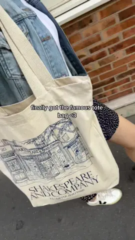 the perfect gift from Paris #paris#livinginparis#shakespeareandcompany#shakespearetiktok#totebagaesthetic#darkacademia#darkacademiaaesthetic#darkacademiafashion#darkacademiavibes#darkacademiabooks#parisbookstore