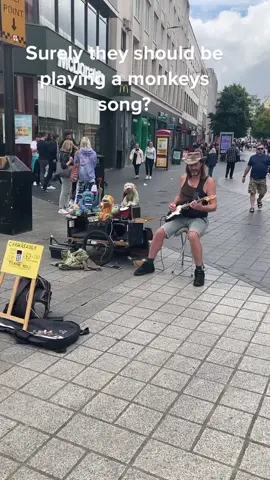 This busker needs to be more on brand…#busker #thebeatles #themonkeys #liverpool
