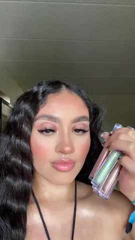 Swatching @nyxcosmetics new winc fairy lip gloss in “Musa” 💗✨ #winxlipgloss #glitterlipgloss #lipgloss #lipswatch #lipproducts #fyp #foryoupage #viral 