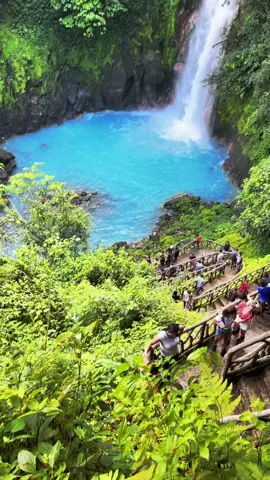 Nature is stunning. 🇨🇷😍 #abeautifulview #costarica #rioceleste #riocelestewaterfall #alajuela #tenoriovolcanonationalpark #nature #naturevibes #naturelover #girlswhotravel #travelblogger #waterfall #exploremore #explorepage #fypシ゚viral #viral