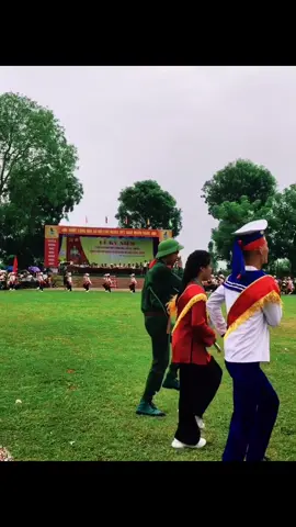 Quốc khánh 2/9. Đã lâu lắm rồi tôi mới được dịp xem tập thiếu niên, nhìn các em tập trong tiếng hò reo của mọi người tôi ao ước mình có thể trờ về 10 năm trước, tôi sẽ mạnh mẽ xung phong đi tập. Các em rất toả sáng. Để được toả sáng trên sân khoảng chừng hơn 30 phút, các em đã tập luyện hơn nửa tháng trời giữa cái thời tiết nắng mưa thất thường. Xem xong tôi cảm thấy yêu quê hương, đất nước, yêu những mầm non tương lai của đất nước mình. #quockhanh #tapthieunhi #tiktok 