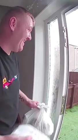 We’re not really sure what noise came out of him at the end, guess he was just hungry 😂 #hungry #delivery #takeaway #deliveroo #justeat #ubereats #deliverydriver #hungary #Scotland #scottish #scottishbanter #funny #fyp