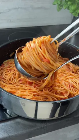 Spaghetti mit Tomatensoße à la Ikoş  Zutaten: 500g Spaghetti  500g Passierte oder gestückelte Tomaten  (Habe die Hälfte gestückelt die andere Hälfte passiert genommen)  2 kleine Zwiebel 3 Knoblauchzehen  1/2 EL Tomatenmark  2 Lorbeerblätter  Jeweils 1 TL Oregano, Basilikum, Pfeffer, Paprikapulver, Salz und Zucker  1 Schöpfkelle Pasta Kochwasser  4 El Olivenöl  1 El Butter  5 El Milch oder Sahne zum verfeinern Zubereitung; Die Nudeln in reichlich Salzwasser bissfest kochen.  ▫️▫️▫️ Öl und Butter in der Pfanne erhitzen und die Zwiebeln darin 3 min anschwitzen. Danach Knoblauch zufügen und kurz mit braten. Lorbeerblätter und Tomatenmark mit in die Pfanne geben kurz anrösten. Danach die Tomaten, Salz, Zucker und die Gewürze zufügen und etwa  6-7 min köcheln lassen. Anschließend Nudelwasser unterrühren weitere 5-6 min köcheln. Nun zum verfeinern Milch oder Sahne zufügen. Die fertigen Spaghetti abgießen und mit in die Pfanne geben. Alles einmal durchmischen und heiß servieren. Guten Appetit