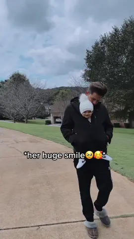 he makes every daily task special for her🥺#relatable#babiesoftiktok#baby#babyfever#babygirl#momtok#MomsofTikTok#dad#dadsoftiktok#fyp#zxycba#parents 