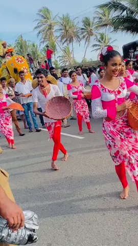 සීනිගම පෙරහැරේ ලස්සනම නැටුම 🥰 ඒ කොල්ලා දාන Dance එකට කෙල්ලො කැලේ මැදටික බලන්න #trending #amilassandaruwan #foryou #හාපැංචා #foryourpage #ගාල්ලේ_මං🐇 #virl #fyp