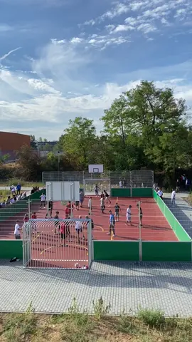 Wir haben einen neuen Bolzplatz!!! Unsere Sechstklässler:innen haben ihn heute in der 1.Pause eingeweiht⚽️🥅  #schulebelike #fussballvideos #fussballliebe #teamsport #sommer #pausenhof #pausentreff #ruesselsheim #bolzplatzkidz #backtoschoolcheck