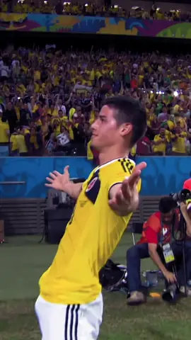 And that, kids, is how you sit down a defender. The 2014 #FIFAWorldCup was James Rodriguez's playground. #Colombia #jamesrodriguez #fcfseleccioncol #seleccioncolombia #brazil2014 