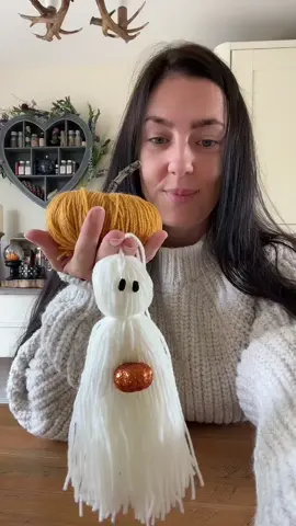 No sew pumpkin/ yarn pumpkin tutorial. #fyp ##autumndecor #autumndecoration #diyautumn #diypumpkin #yarnpumpkin #yarnghost #halloween #halloweendecor #halloweenpumpkin #halloweendiy #autumnvibes #fall #falldecor