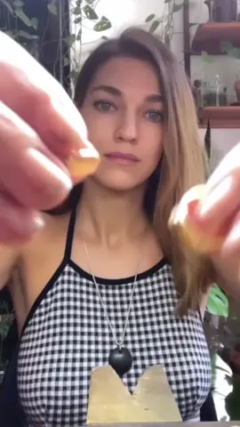A glimpse into the process of polishing two @samvarajewelry signet rings, one in rose gold and one in yellow gold ✨ I start with a flat surface and rough grit paper - perfectly evening out the surface and bluffing out any scratches. Slowing progressing towards a finer and finer grit, I work until the signet face shines like a mirror 💛 Love this part of the process! #samvarastudio #samvarajewelry #ladysmith #signetrings #jewelrymaker