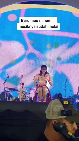 Kak Widi kayanya Haus bgt nih #Vierra #vierratale #jakartasoundoflove #JSOL #KonserJakarta #JakartaKonser #Bengkelspace