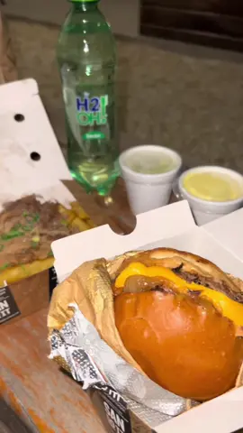 Gente vocês sabem que sou apaixonada por hambúrguer e é claro que pra melhorar, só com H2OH né?  Ah é não esqueçam de participar da campanha  #MENOTAH2OH postando seu vídeo até 14/09 fazendo um review  aqui no TikTok do seu prato favorito. Marque no vídeo @h2ohbrasil, use #MENOTAH2OH e bora concorrer pra ser a nova cara da H2OH! Para mais informações é só conferir o regulamento no perfil da marca 💚 #publicidade