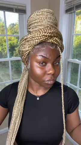 The half up , half down bun is my favorite 🥰 #fypシ #hairinspo #knotlessbraids #stylingboxbraids 