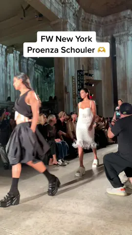 Hello NY! 🔥 #fashionweeknewyork #newyorkfashionweek #proenzaschouler #bellahadidrunway #bellahadidrunwaywalk #kendalljennerrunway 