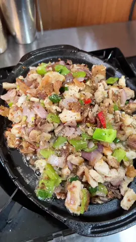 🔥世界美食 第六集：菲律賓「Sisig」🇵🇭 Food From Around the World Ep.6 「Philippine : Sizzling Pork Sisig」                                            #tiktok美食製作人 #威廉艾米 #Sisig #PhilippineFood #菲律賓美食 #拍攝地點台中伯格先生手拍漢堡 