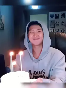His face when he saw the candles had gone out….priceless.😂 HAPPY BDAY MOONIE 🐨🎂💙🥰🎉 #happynamday2022 #HappyBirthdayNamjoon #rm #fypシ 