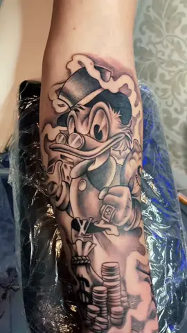 Dagobert🤑 ig.:spearwort_tattoo #tattoo #dagobertduck #money #gangster #armtattoo #tattooartist #tattoolover #foryou #fy #tutorial 