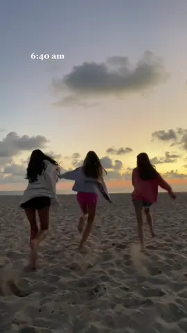 Love how were all running at diffrent paces #sunrise#floridasunrise