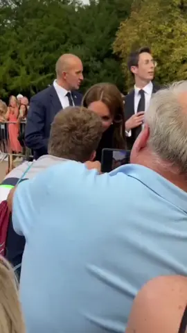 The Real people princess!!  Kate huging a man in the crowd during her walkabout in Windsor. #princessofwales #katemiddleton #duchessofcambridge #princesskate #princesscatherine #princeandprincessofwales #dukeandduchessofcambridge #duchesskate #katemiddletonstyle  #duchesscatherine #catherinemiddleton #royals #royalstylewatch #britishroyals #britishroyalfamily #walesfamily #royalnews  #duchessofcornwall   #kateandwilliam #dukeofcambridge  #princewilliam #kateandwills #cambridgefamily 