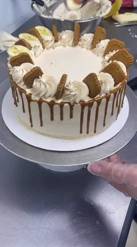 PSA to Nilla Wafers…. THERE’S A NEW GIRL IN TOWN!!!!!!! 📢🍌🍪🧈 #caketok #caketiktok #fyp #cookiebutter #bananapudding #caketutorials 
