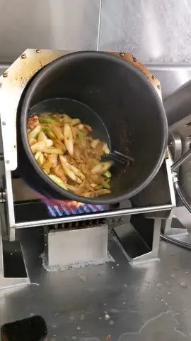 灶为易自动炒菜机，炒菜机器人，适用于炒粉炒饭炒面，炒快餐#自动炒菜机 #自动炒粉机 #炒粉 #炒飯 #炒菜机器人 #出口贸易
