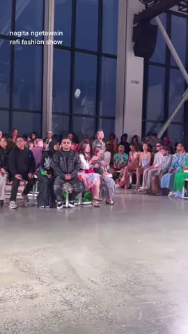 ini prahnih ..wkkwk utung rafinya ga ketawa..acara fashion show jadi pecah.. #sultanandara #raffinagita1717 #fyp #erigo #nyfw 