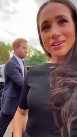 Meghan Markle embraces a Royal Family supporter who are gathered to mourn the Queen #fyp #queen #queenelizabth #meghanmarkle #royal #foryou