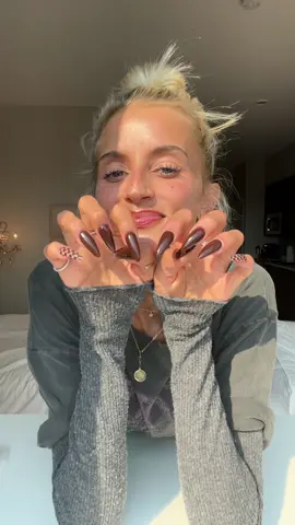 punky pinkies up 🤎 #fallnails2022 #brownnails #nailinspo