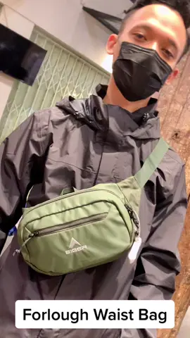 Simpan semua barang esensial harian Anda ke dalam tas Forlough Waist Bag. Kompartemen utama tas ini memiliki ruang yang cukup luas untuk menyimpan ponsel, charger, dompet, kacamata, dan barang kecil lainnya. Pada bagian depan, terdapat saku tambahan untuk menyimpan barang yang sering diakses. #eiger #fyp #eigertamsis #eigeradventure