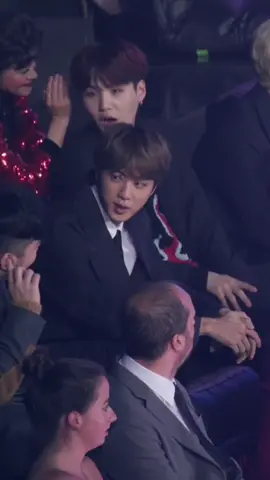yoongi lagi ngerumpi gaes sama emak-emak🤣 jangan julid yoon😭💜 #suga #yoongi #jin #rm #taehyung #jungkook #jhope #jimin #bts #btsarmy #army #bangtan #btsreaction #ngakak #funny #funnyvideos #funnymoments #fy #foryou #masukberanda #fyp #fypシ