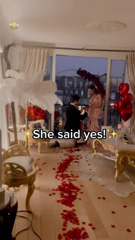 These Airbnb hosts helped their guest propose to his girlfriend 💍❤️ (@parismamour.rent) #proposal #shesaidyes #paris #fyp #foryoupage